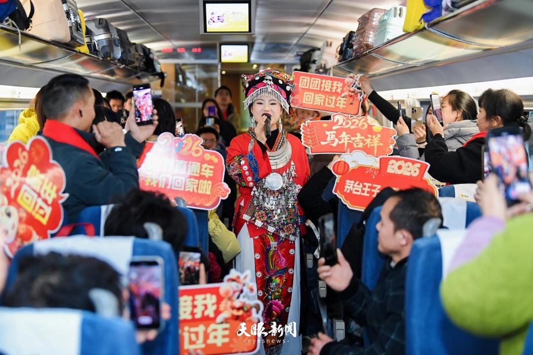 2月9日，随车演职人员带来了民歌演唱、相声表演等节目，让返乡乘客在旅途中感受家乡关怀与新春氛围。（主图）.jpg