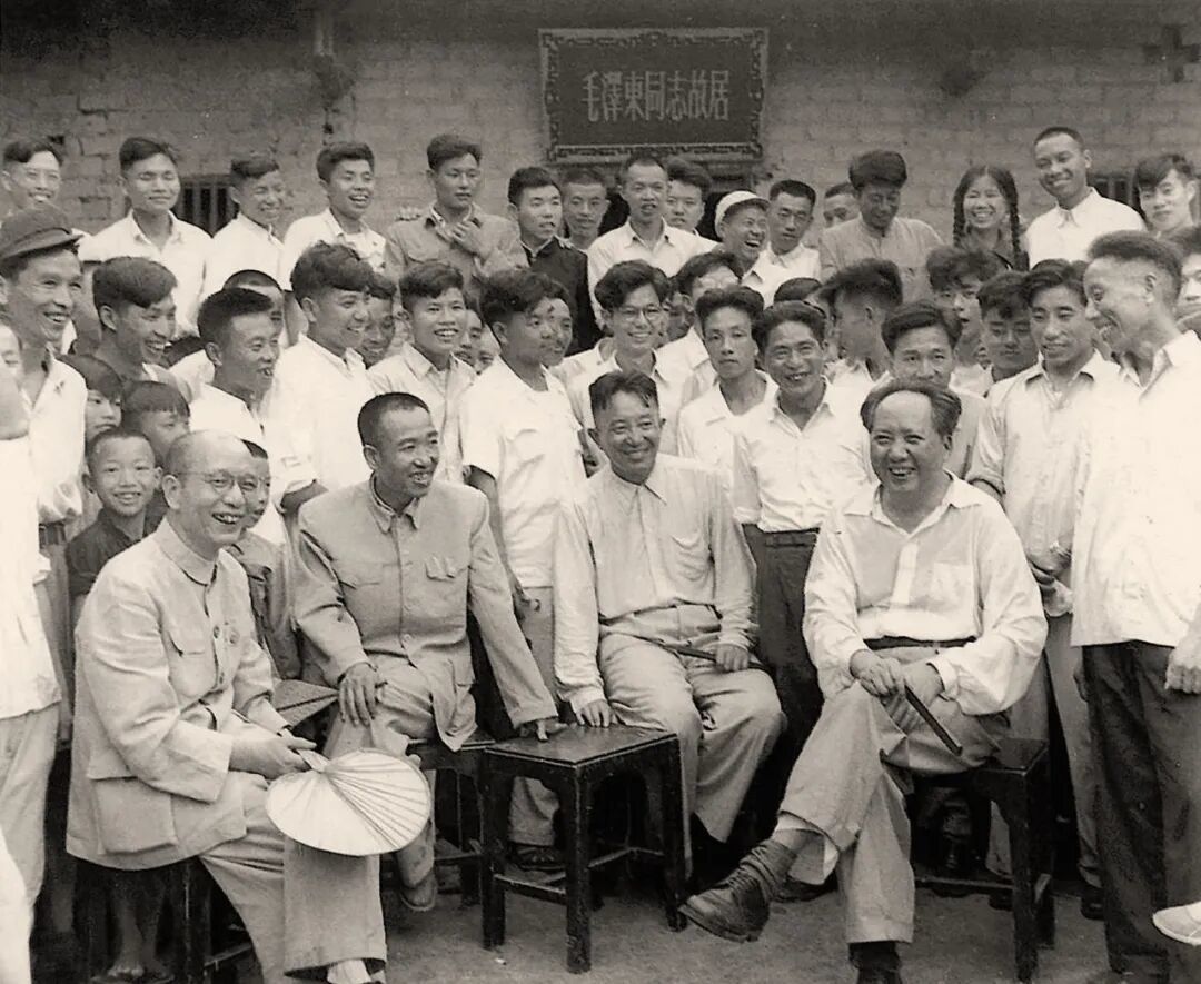 1959年6月26日，毛泽东在韶山与乡亲们畅谈