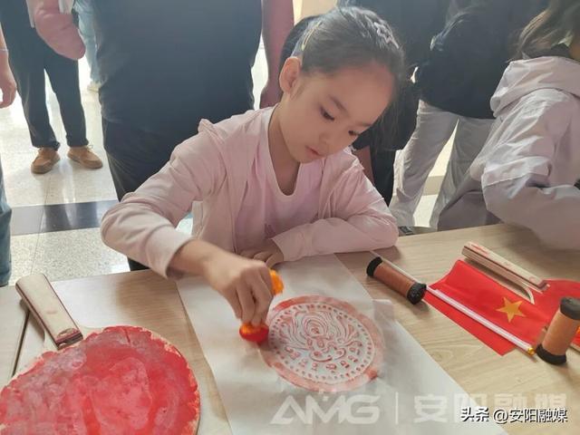 一位小游客专心拓印