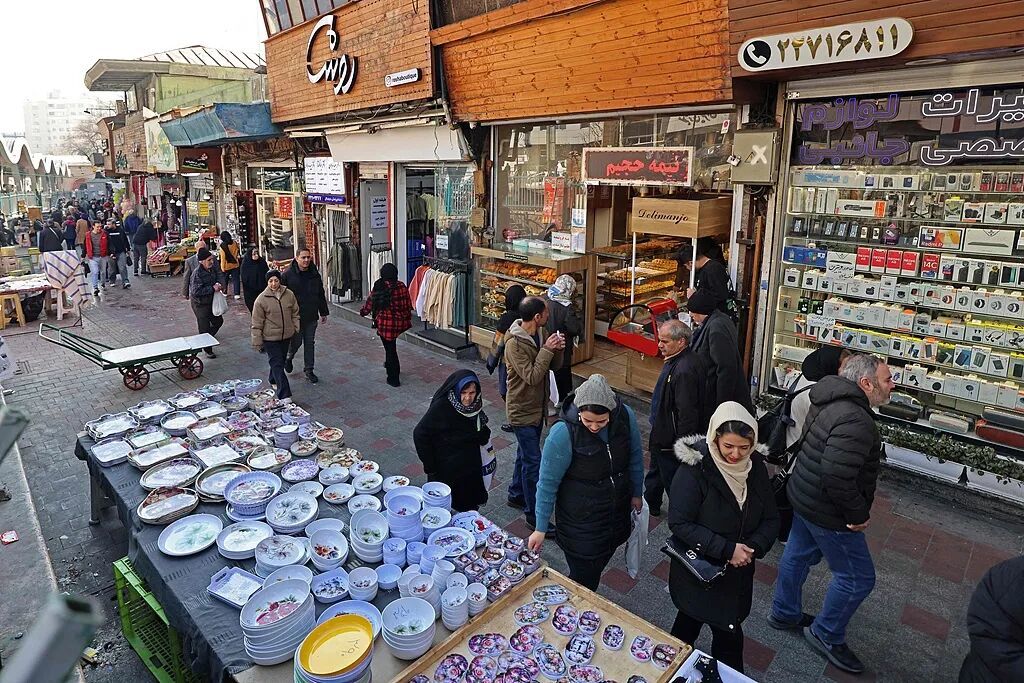 当地时间2026年1月28日,伊朗德黑兰,人们在塔吉里什大巴扎的商店购物。图/视觉中国