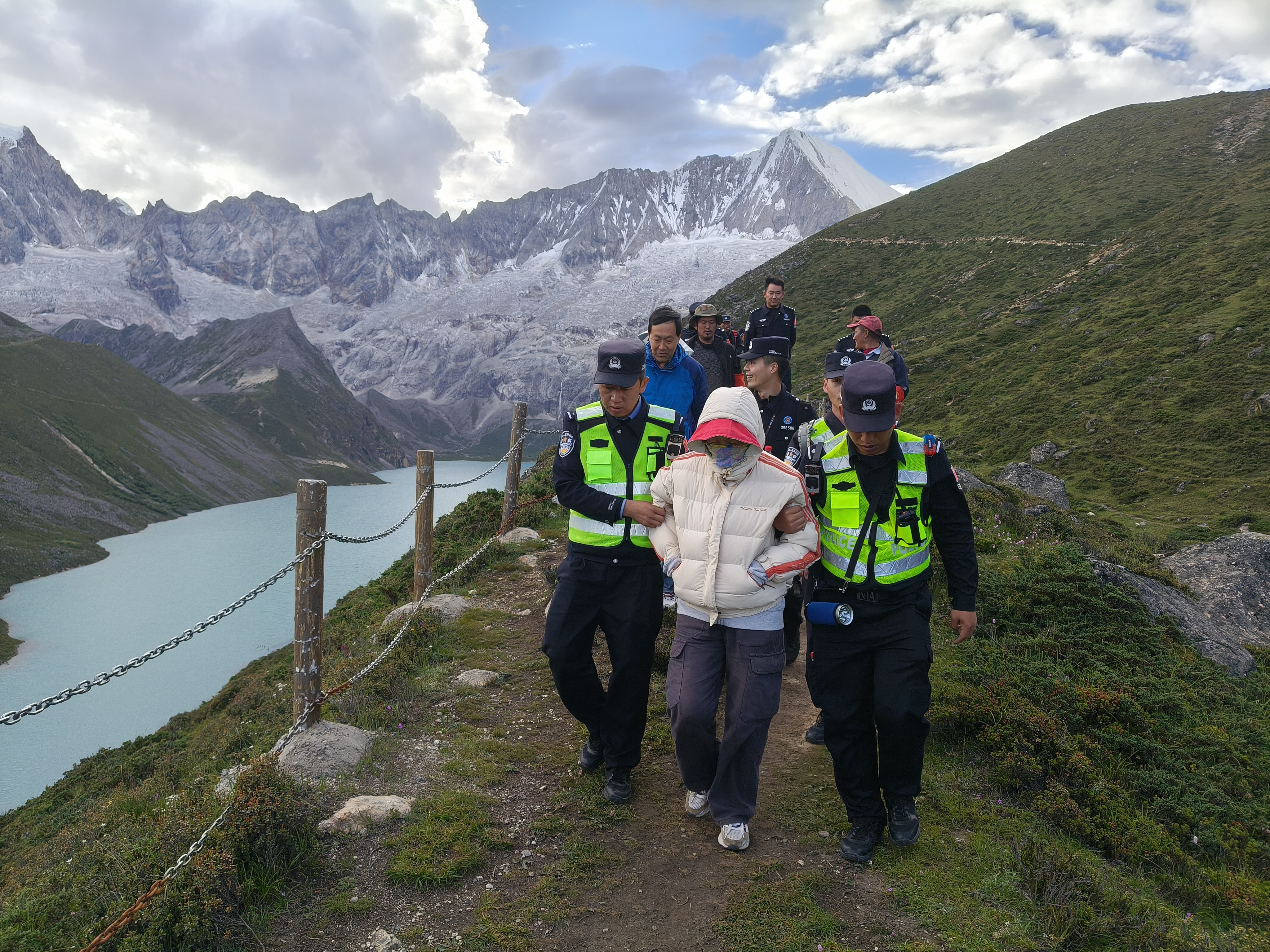 色边境派出所民警在库拉岗日景区救助高反游客 赵元芳摄