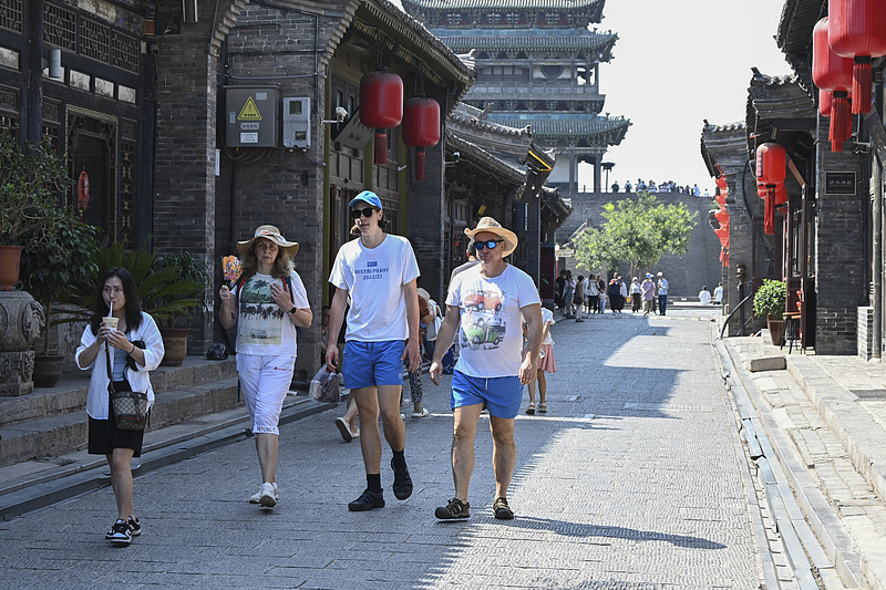 外国游客在山西省晋中市平遥古城游览观光。