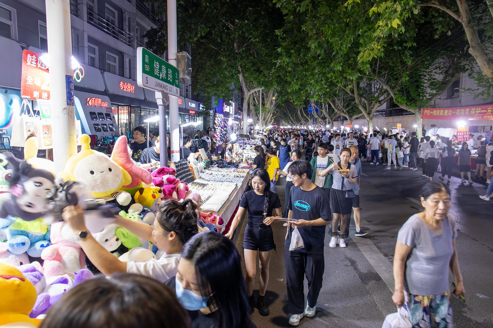▲9月6日,郑州金水区健康路夜市人头攒动 图据视觉中国