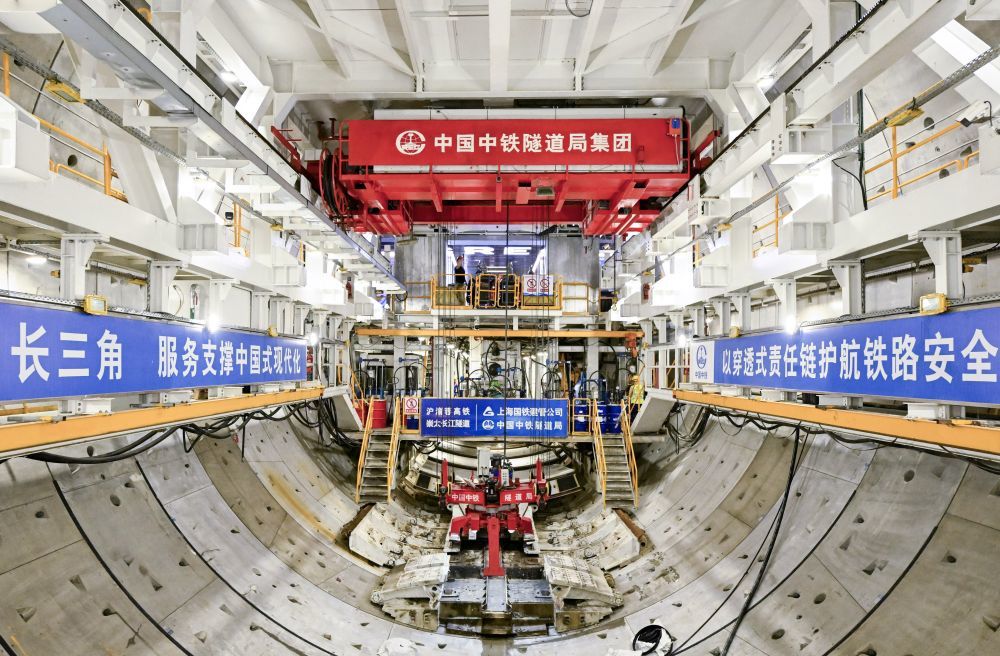 2026年7月30日,世界最大直径高铁盾构机——崇太长江隧道“领航号”,成功穿越长江水域,实现崇太长江隧道水域段盾构隧道贯通,为我国首次实现高铁时速350公里“穿江不减速”奠定基础。这是施工现场。新华社记者 陈浩明 摄