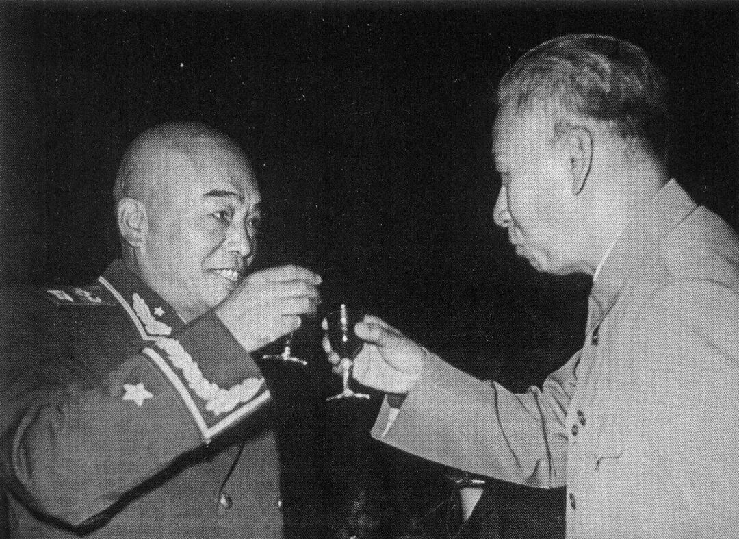 1955年9月27日,刘少奇向被授元帅衔的彭德怀敬酒祝贺