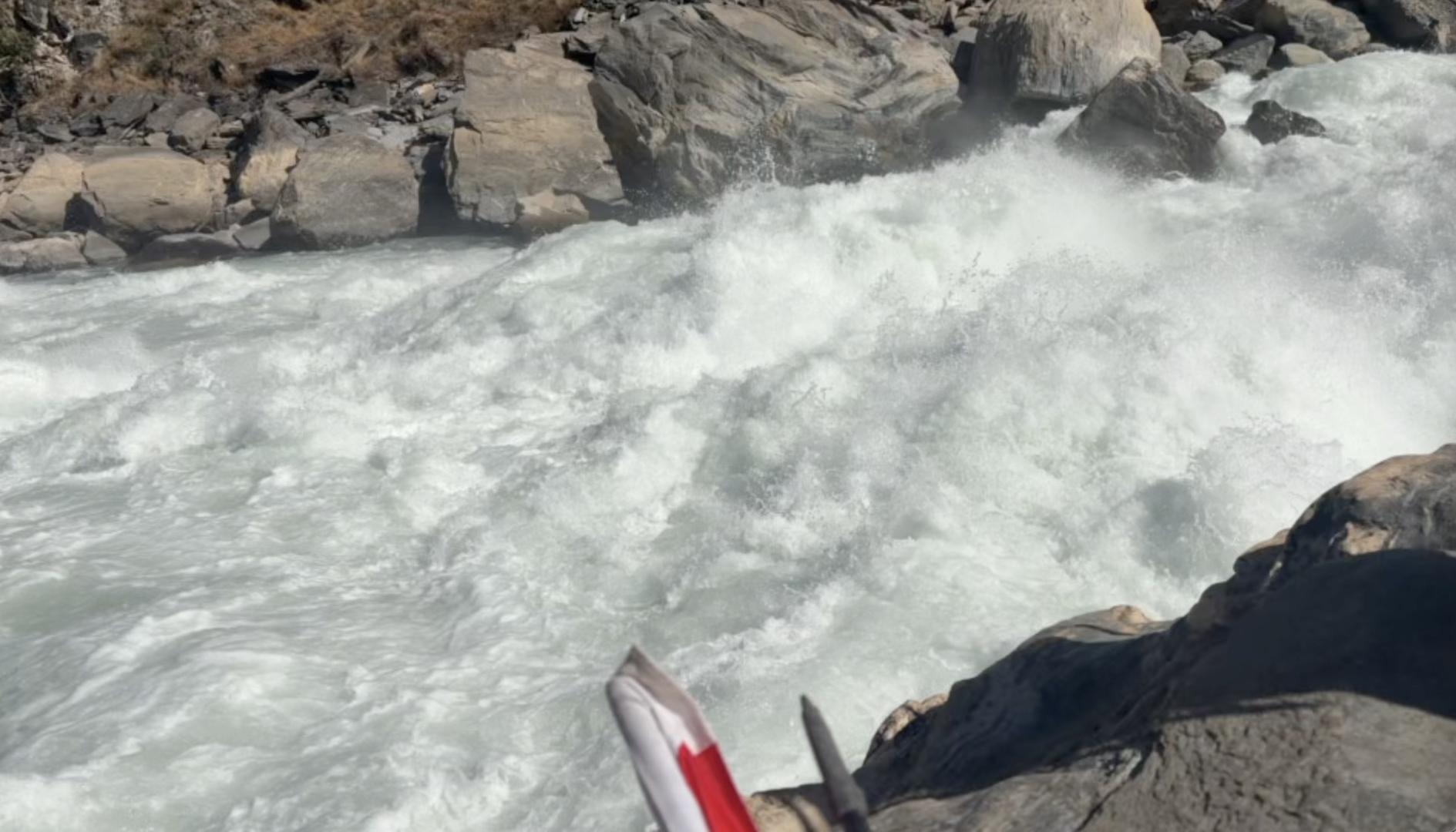 ▲站在“发疯石”上，据称可感受到江水咆哮和强劲冲击力