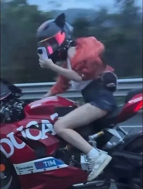 女子骑摩托高速狂飙200km/h还单手拍照 官方通报：刑拘2人！
