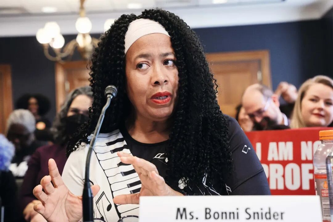 ·当地时间2025年5月14日,一名学贷借款人在一场活动中作证,称教育成本上升。(视觉中国)