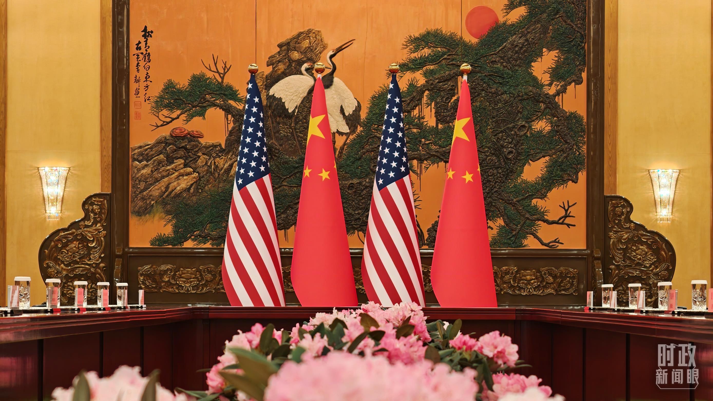△会谈厅内摆放的中美两国国旗。（总台央视记者鄂介甫拍摄）