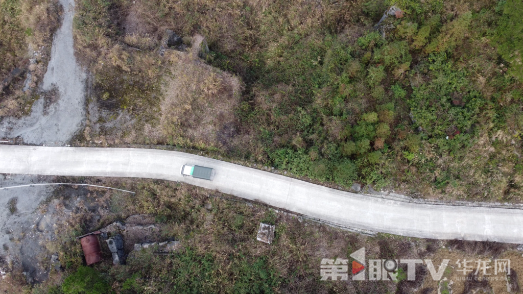 王均勇每天开着一辆小货车,穿梭在南川区的各个村落。 第1眼TV-华龙网记者 罗杰 摄