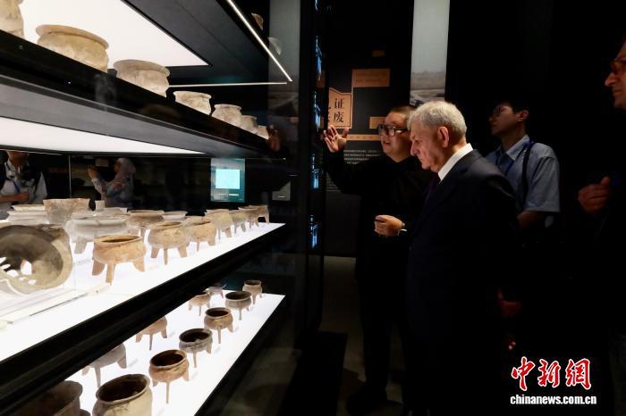 中外嘉宾在展品前驻足观看。钱晨菲 摄