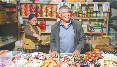 村民艾尼瓦尔&middot;买提斯地克（右）和妻子一起在达里雅布依老村经营一家小商店，为到访的游客提供便利。　　新华社记者胡虎虎摄