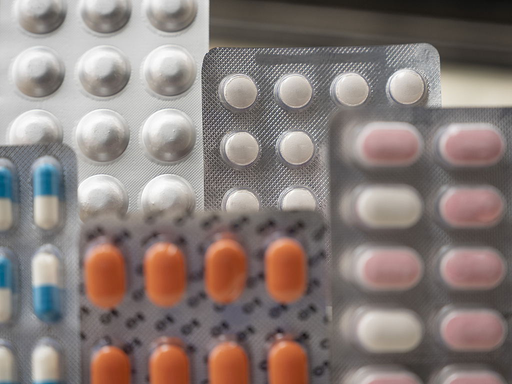 资料图:印度孟买,药片被排列在吸塑包装中。(视觉中国)