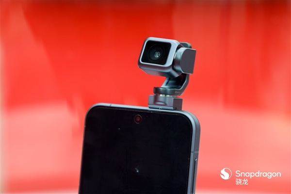 全球首款机器人手机 荣耀Robot Phone高清真机图出炉：颠覆传统形态