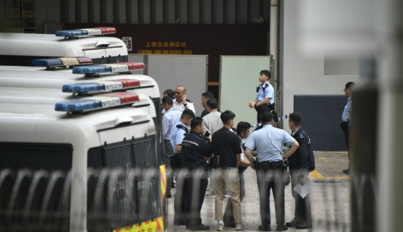 警方到观塘警署了解案件。图源:港媒