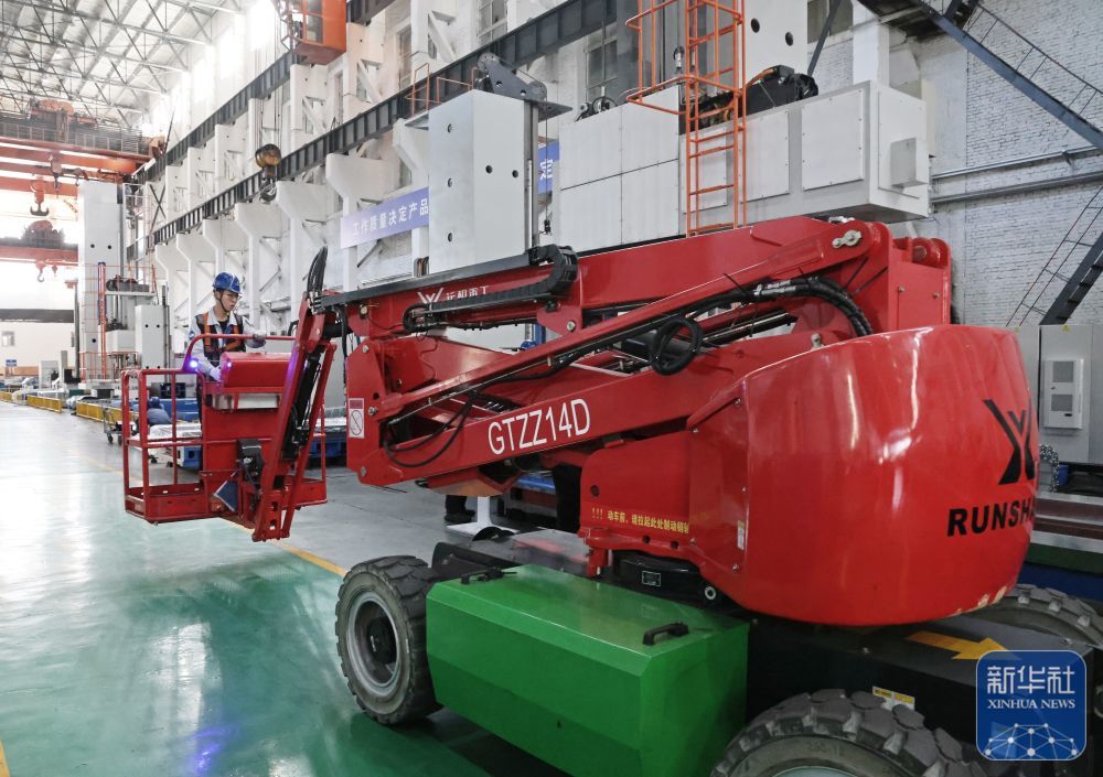 ↑ 2月24日,在位于黑龙江省齐齐哈尔市的通用技术齐齐哈尔二机床有限责任公司主机分厂总装车间,工作人员在进行生产作业。新华社发(宋燕军摄)