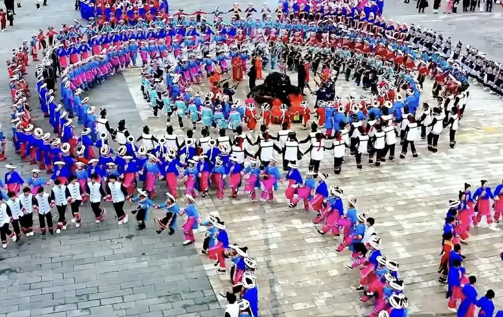 2025年12月27日，2025“贵州&middot;村舞”系列活动启动仪式在黔西南州晴隆县阿妹戚托小镇启幕