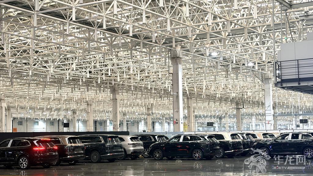 赛力斯超级工厂(龙兴)内。第1眼TV-华龙网记者 梁浩楠 摄