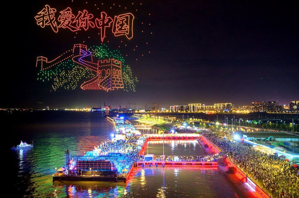 10月2日,国庆主题无人机表演在江苏南通举行,吸引众多游客观看。新华社发(许丛军 摄)