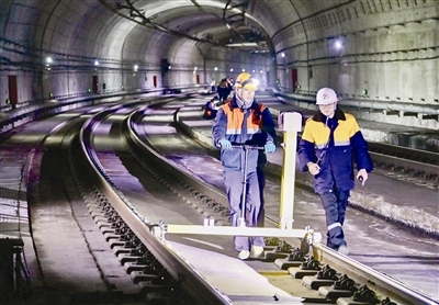 工作人员使用智能设备进行测量