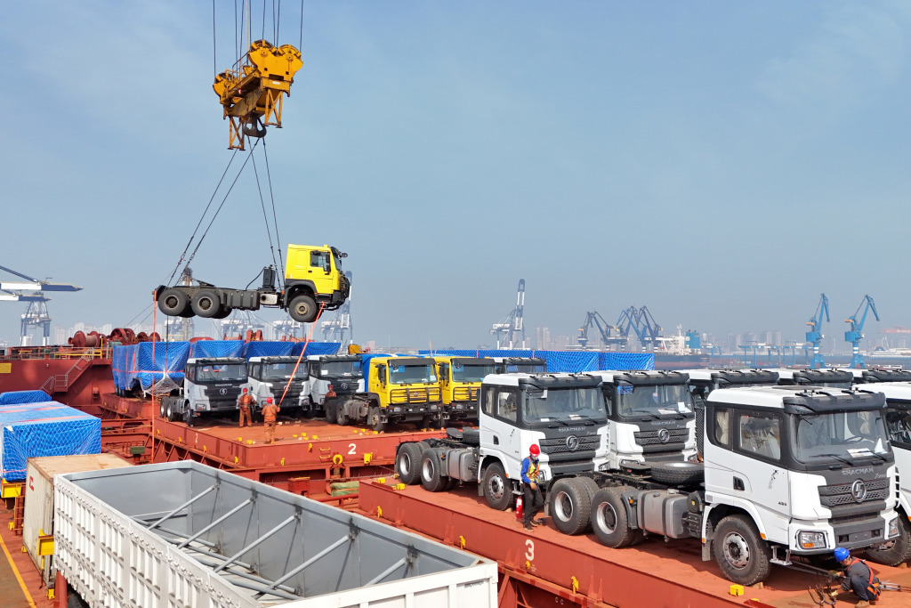 4月14日，出口几内亚的卡车在山东港口烟台港装入中非班轮（无人机照片）。新华社图