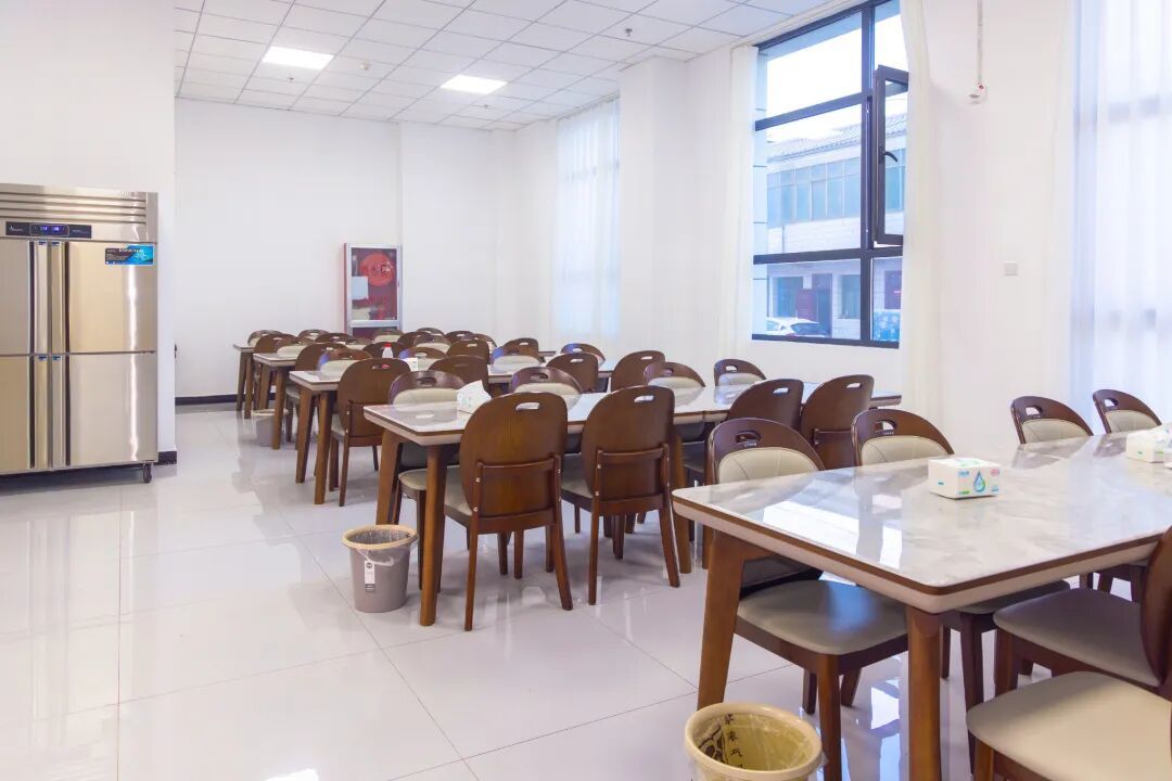 摄图网_701430593_整洁明亮的餐厅食堂内部空_(企业商用).jpg