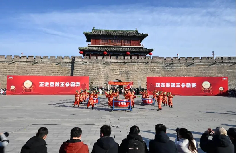 2023年1月31日，河北省石家庄市正定县第十八届鼓王争霸赛在正定古城瓮城内举行。 中新社记者 翟羽佳 摄