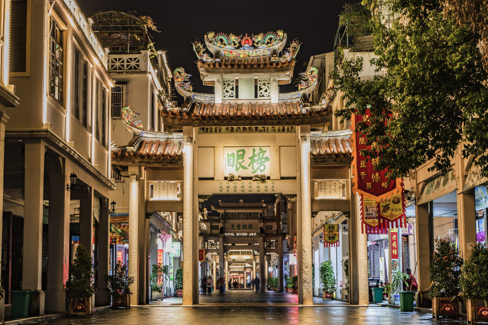 夜色中的潮州古城牌坊。（温亿中 摄）