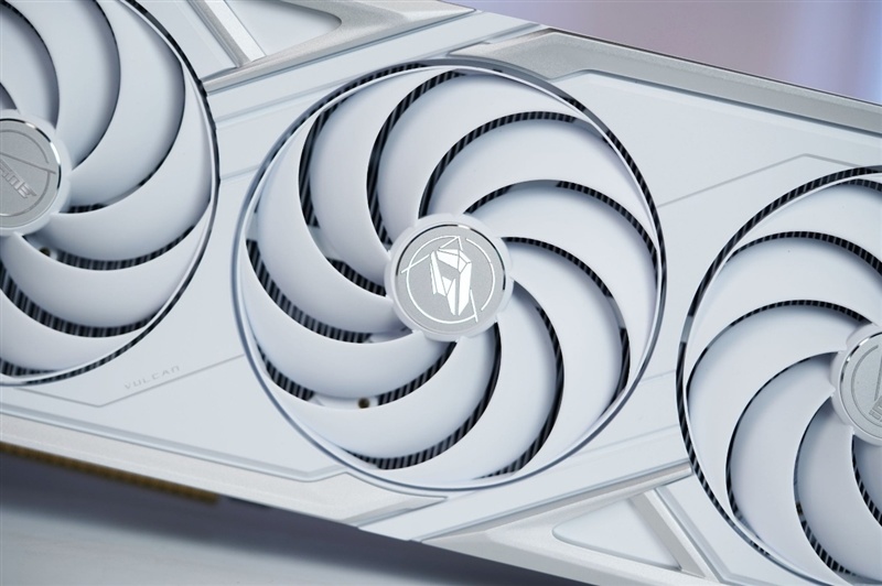 满血塞进RTX 5080与锐龙9 9950X3D!七彩虹iGame LAB Vulcan Armor火神战甲定制主机评测:地表最强ITX主机