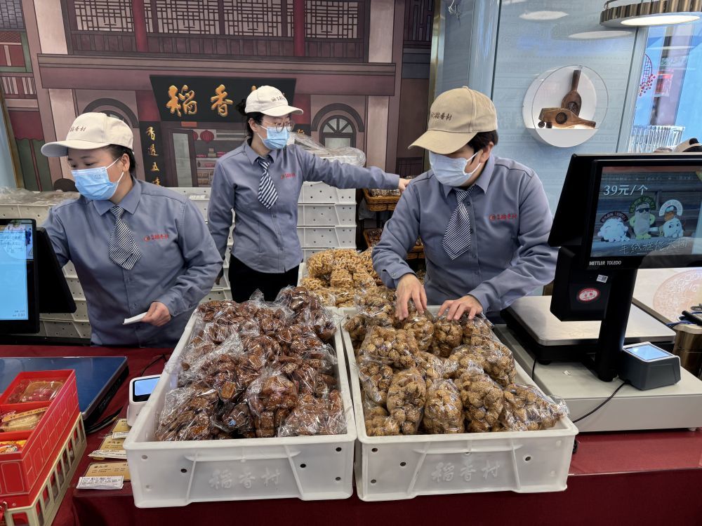 这是北京稻香村隆福寺店内马年爆款三件套的销售专区。新华社记者王艳刚 摄