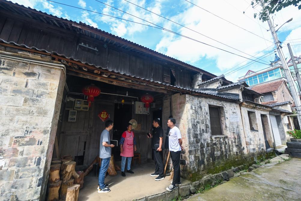 2023年7月26日，诸暨东白湖镇社会治理办公室负责人等入户了解村民宅基地指标纠纷的具体情况。 新华社