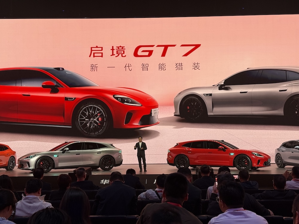 岚图梦想家20万辆整车下线！冠军版30.99万开卖，剧透豪华MPV珠峰