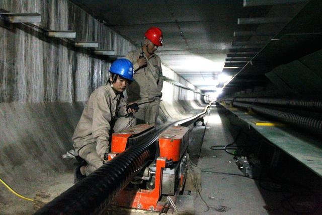 2013年,厦门进岛第四电力通道正在施工,经由翔安隧道的服务隧道进岛。(资料图)