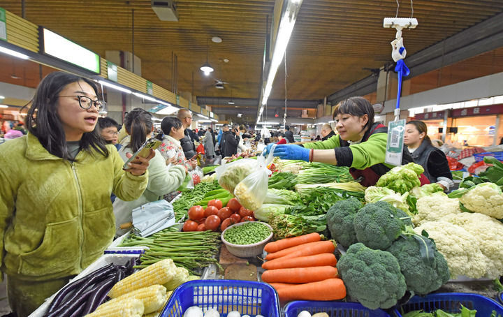 2月16日，人们在浙江省台州市仙居县中心菜场采买物资。新华社发（王华斌摄）