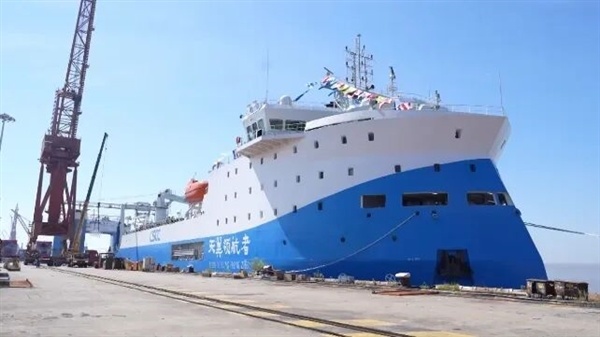 我国首艘自主建造的海缆施工船入列：可装载8000吨光缆！全球最大容量