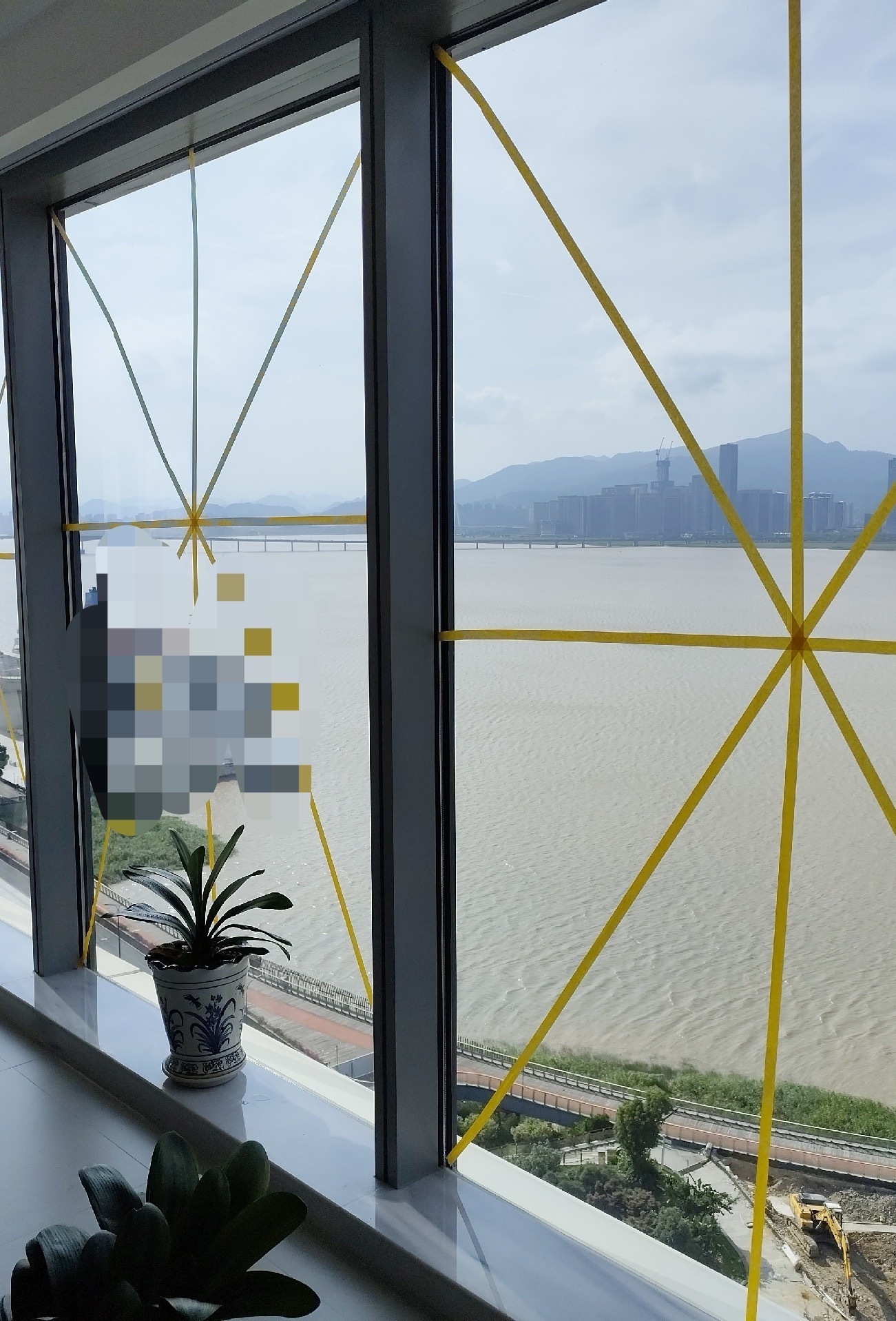 △浙江温州市民加固窗户防范台风