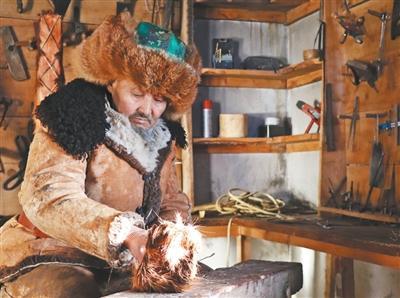 斯兰别克&middot;沙合什在制作毛皮滑雪板。