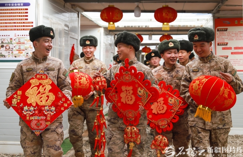 图为驻守在喀喇昆仑高原的新疆军区某团官兵精心布置新年节日氛围。袁凯摄