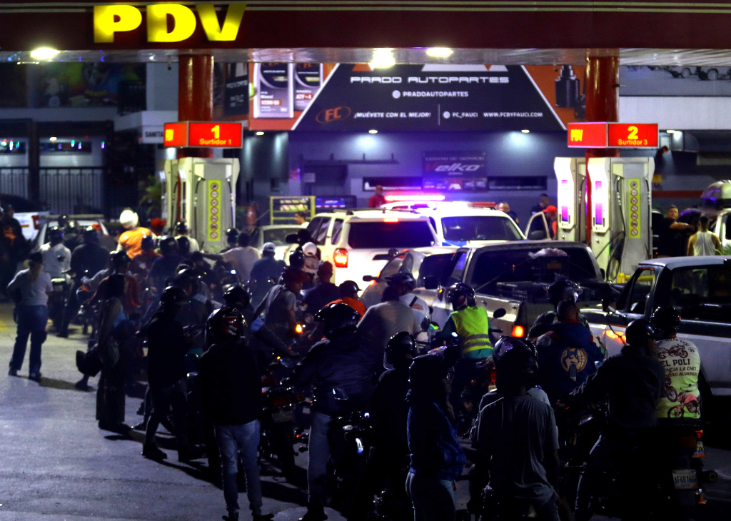 2026日清晨,委内瑞拉卡拉沃沃州,美国袭击委内瑞拉的消息传出后,车辆排队加油。