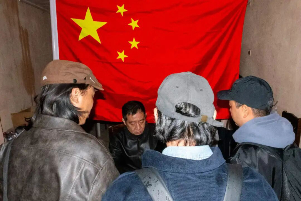 3月1日,从伊朗撤离至阿塞拜疆的中国公民正在办理手续。阿塞拜疆华侨华人协会 图