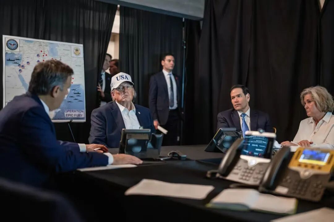 ▲2月28日，特朗普总统在佛罗里达州棕榈滩的海湖庄园视察了“史诗狂怒行动”。（图源：盖蒂图片社）