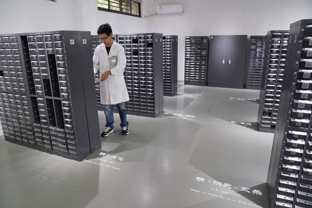 2023年5月16日,工作人员在景德镇御窑博物院古陶瓷基因库工作。新华社记者 周密 摄