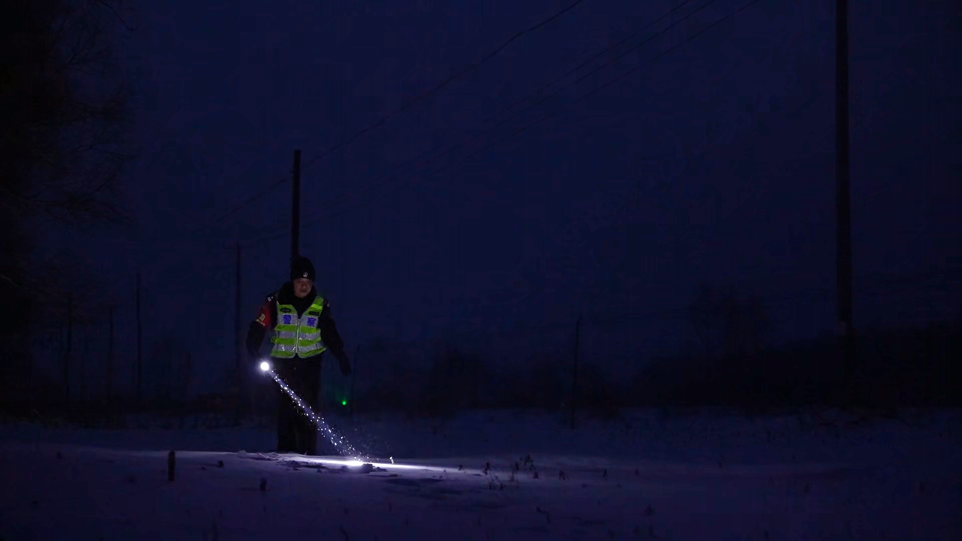铁路民警薛兴春巡线途中