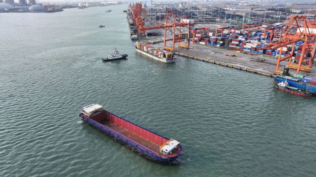 2026年9月10日,首艘经平陆运河驶抵北部湾沿海港口的集装箱船舶在钦州港区大榄坪南作业区1号泊位完成装船作业后驶离钦州港。