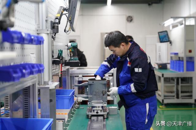 技术工人在车间内调试加工轴承部件