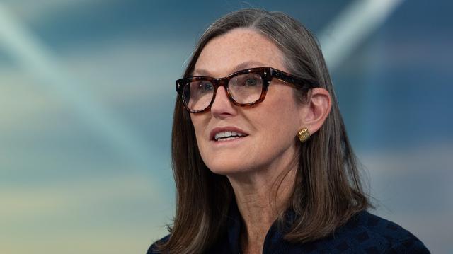 木头姐最新研判:AI正与四大前沿科技深度共振,引发史无前例“大加速”