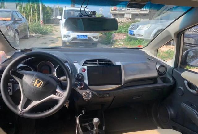 今天看了两个视频，一个说飞度不是五十万以内最好的车，它是全宇宙最好的车，另一个说飞度虽然便宜，但配件全是名牌，质量真的有保障-有驾