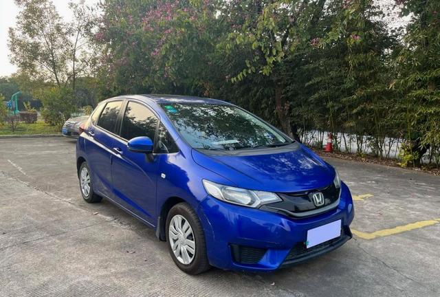 今天看了两个视频，一个说飞度不是五十万以内最好的车，它是全宇宙最好的车，另一个说飞度虽然便宜，但配件全是名牌，质量真的有保障-有驾