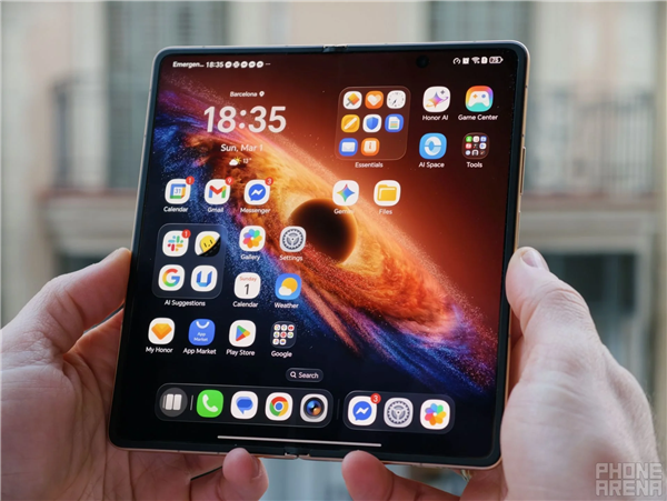 荣耀Magic V6真机图赏：专家最轻薄大折叠 老外被震荡到了