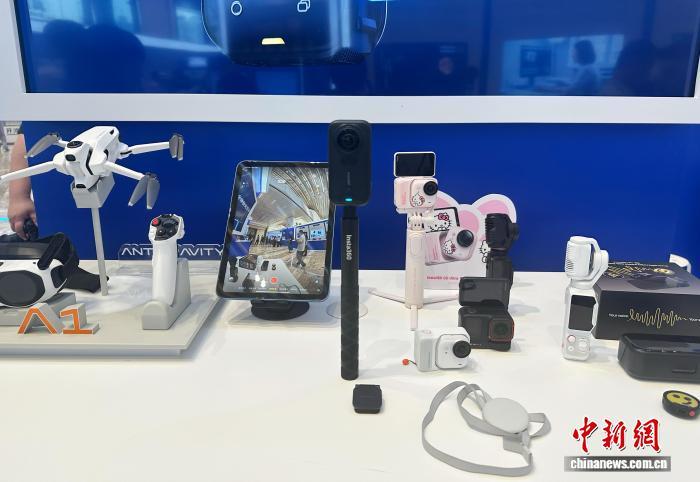 全景相机等产品亮相展览现场。记者 程景伟 摄